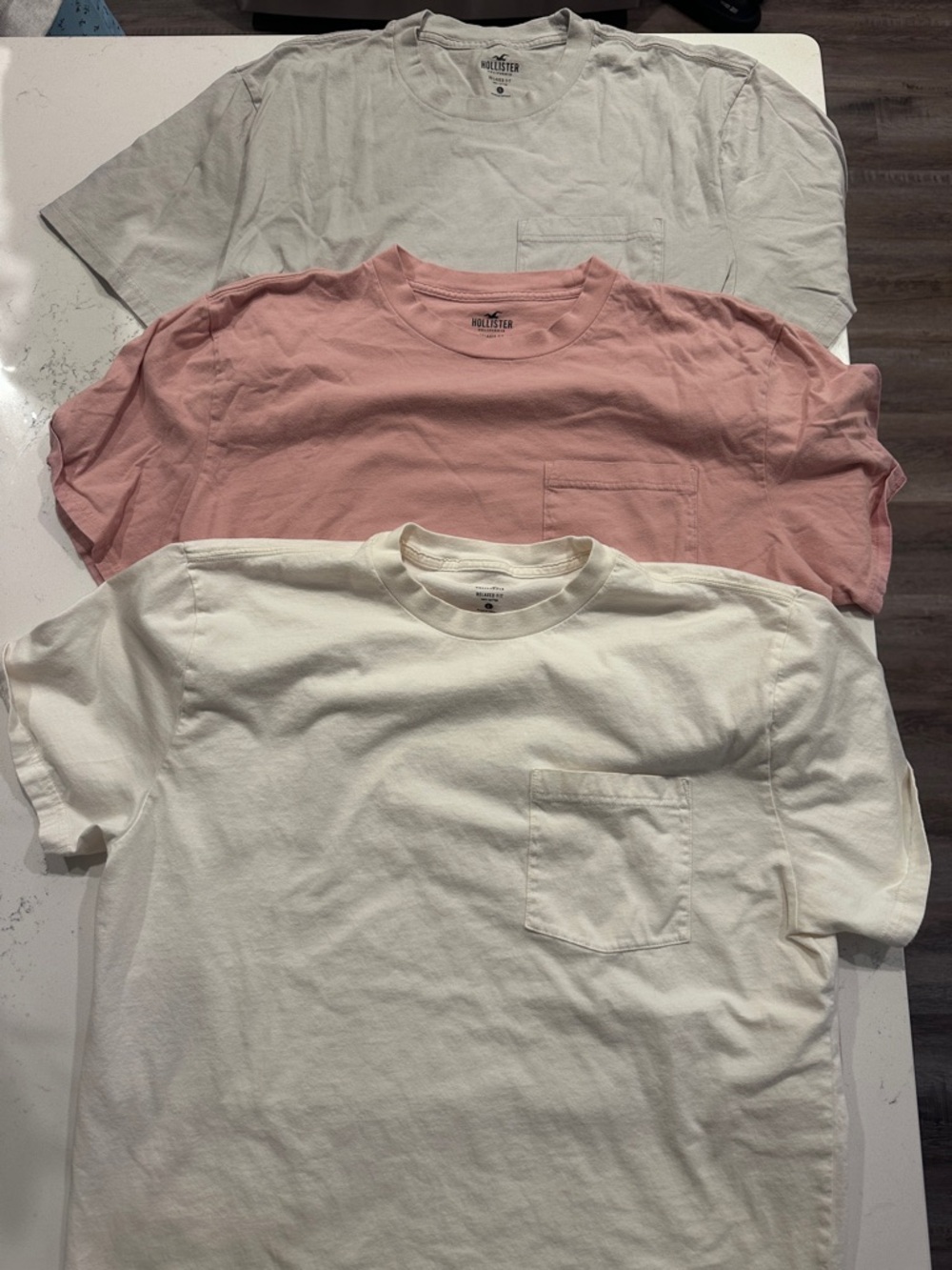 Bundle of 3 Hollister Short-Sleeve Relaxed Pocket Tees — Pink, Light Gray, Cream - Picture 5 of 6